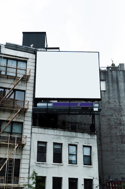 Grote reclamebord sjabloon op gebouw in de stad