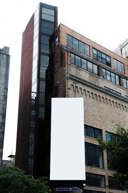 Grote reclamebord sjabloon op gebouw in de stad