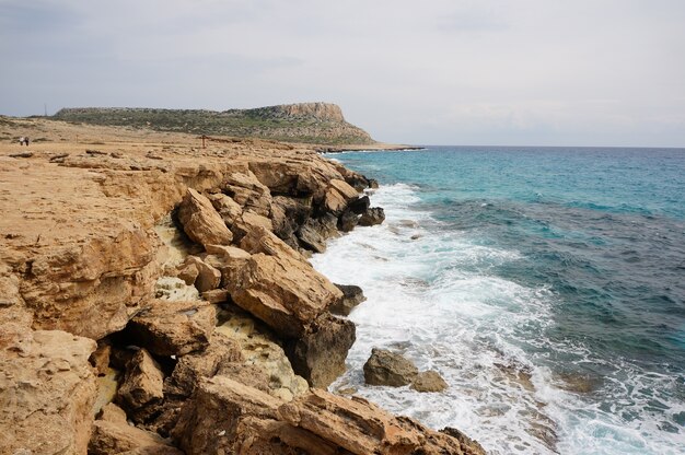 Grote stenen op de kust overdag in Cyprus