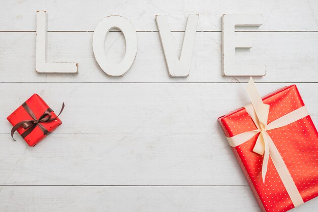 Grote witte liefde opschrift in de buurt van geschenkdozen