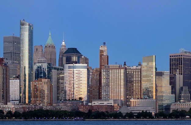 Grote wolkenkrabbers in het centrum van New York bij zonsondergang