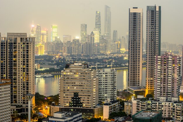 Guangzhou, China-januari 7, 2015: Guangzhou CBD view. twilight