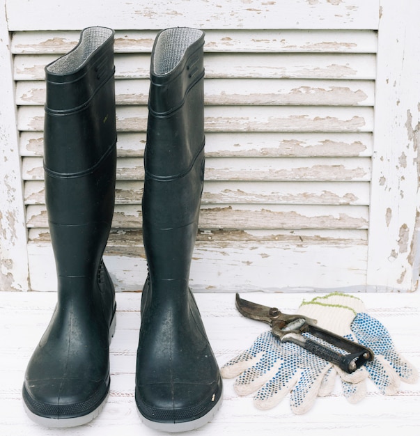 Gumboots met snoeischaar en handschoenen