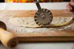 Gratis foto gutab maken op een houten bord. nationale keuken van azerbeidzjan.
