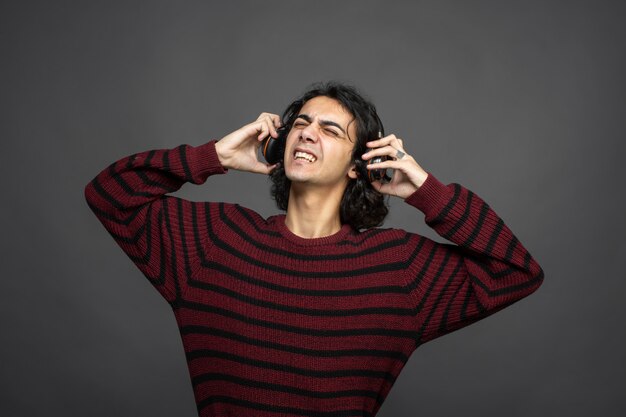 Guy luisteren muziek in oortelefoon