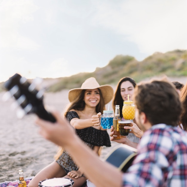 Gratis foto guy speelt gitaar voor zijn vrienden