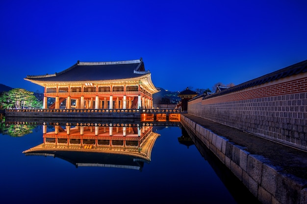 Gratis foto gyeongbokgung palace 's nachts in seoul, korea.