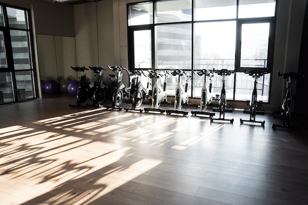 Gratis foto gym met indoor fietsuitrusting