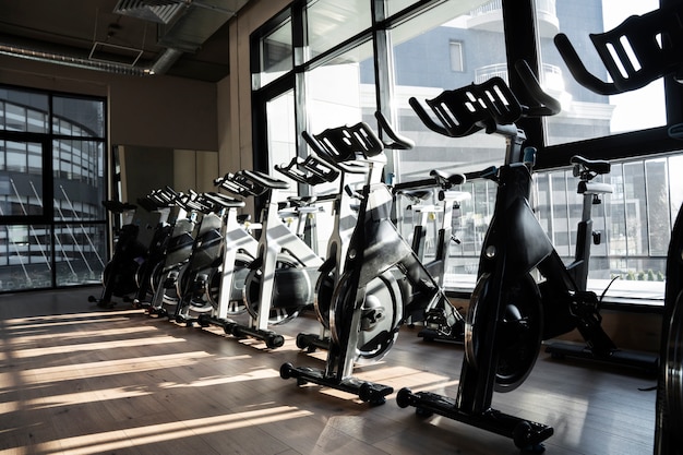 Gratis foto gym met indoor fietsuitrusting