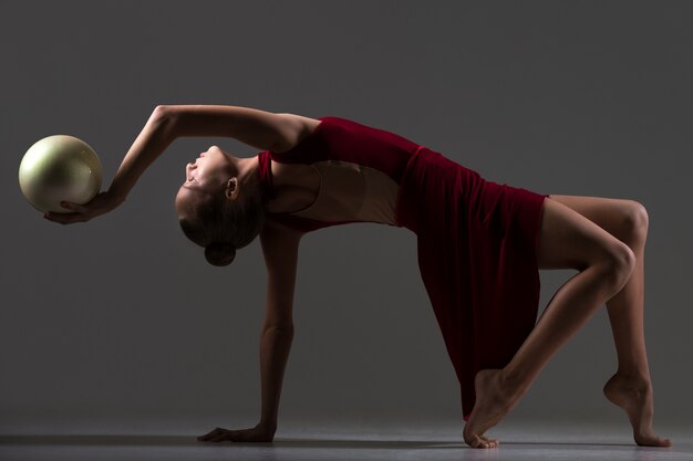 Gymnast meisje doet brug oefening met bal