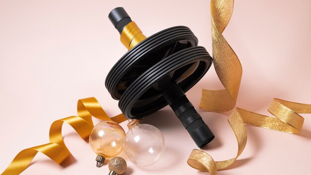 Gymtoerusting met kerstthema en versieringen