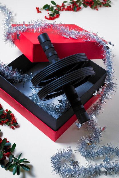Gymtoerusting met kerstthema en versieringen