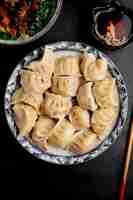 Gratis foto gyoza met sojasaus op een bord