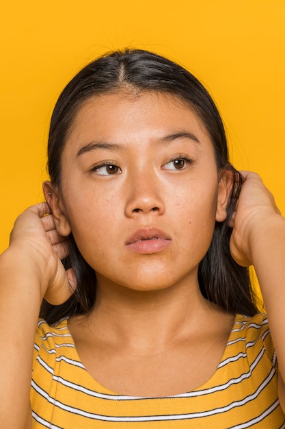 Gratis foto haar haar houden en vrouw die weg kijken