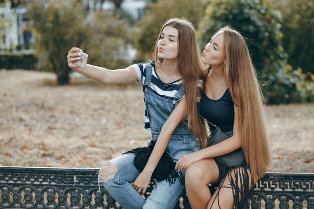 haar poseren kleur modieuze vrouwelijke