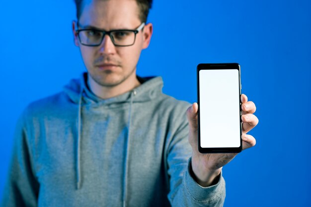 Hacker die smartphonesjabloon voorstelt