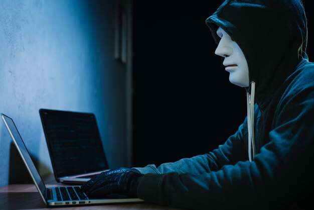 Hacker met laptop
