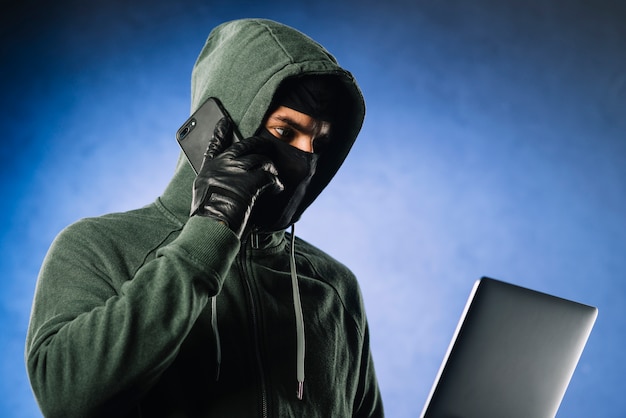 Hacker met laptop