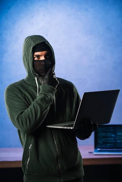 Gratis foto hacker met laptop