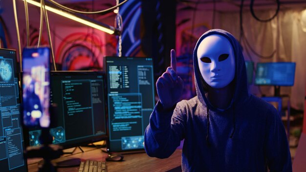 Hackers filmen een video van een DDoS-aanval.