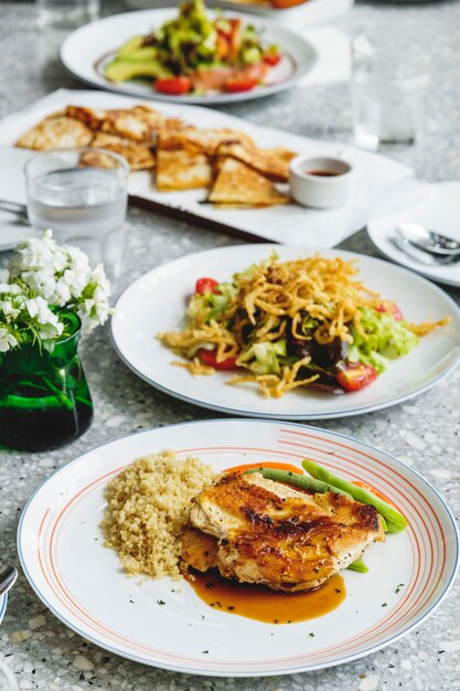 Halal eten serveren op de tafel