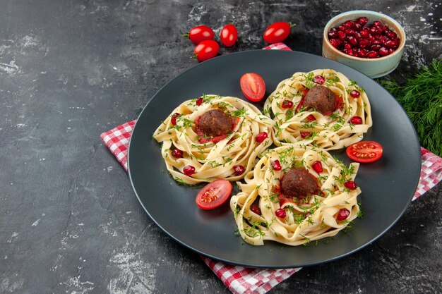 Half bovenaanzicht gekookte deegplakken met gehaktballen op een grijze achtergrond pasta vlees kleur restaurant diner kookschotel