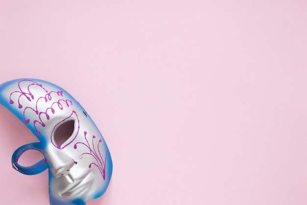 Gratis foto half masker op roze