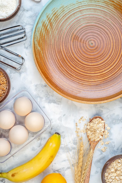 Half shot van tweekleurige plaat en ingrediënten voor de gezonde voeding op ijsachtergrond