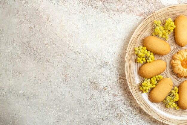 Half zicht op het bord met zelfgemaakte koekjes aan de rechterkant van de marmeren grond