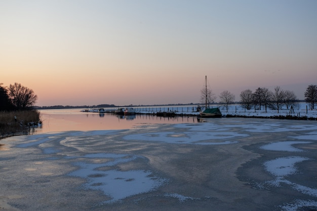 Halfbevroren zee onder een heldere hemel in de winter