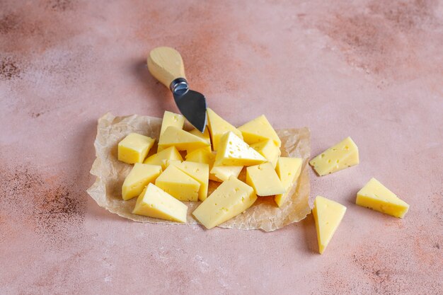 Halfharde tilsiter kaas in plakjes.