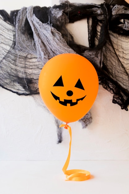 Gratis foto halloween-ballon dichtbij verfraaide muur