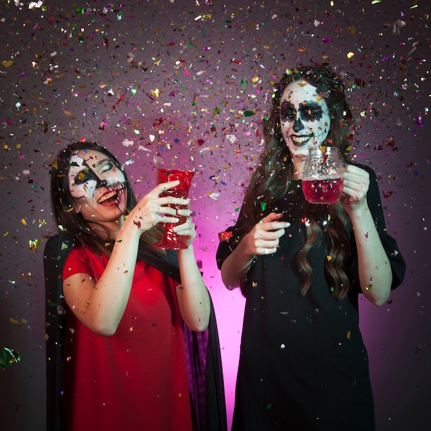 Gratis foto halloween concept met vrouwen en confetti