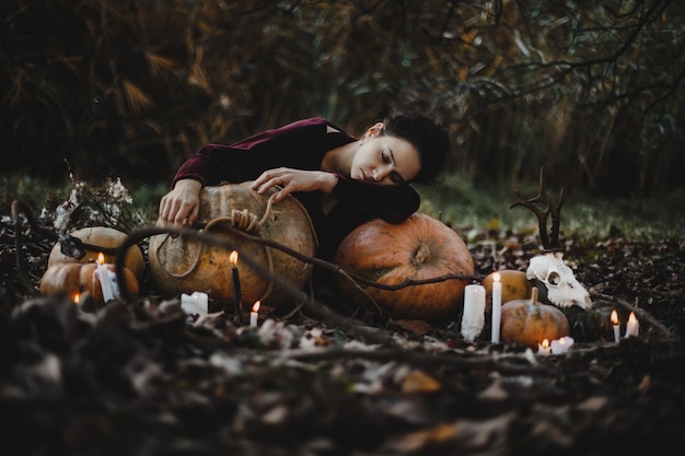 Halloween decor. vrouw ziet eruit als een heks die droomt