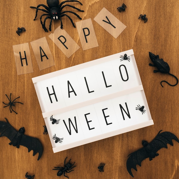 Gratis foto halloween decoratie met bord en vleermuizen