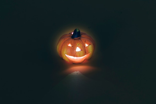 Halloween decoratie met verlichte pompoen