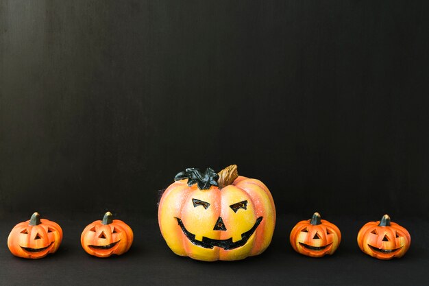 Halloween decoratie met vijf pompoenen