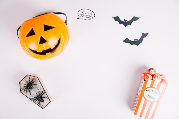 Halloween decoraties en behandelt op wit oppervlak