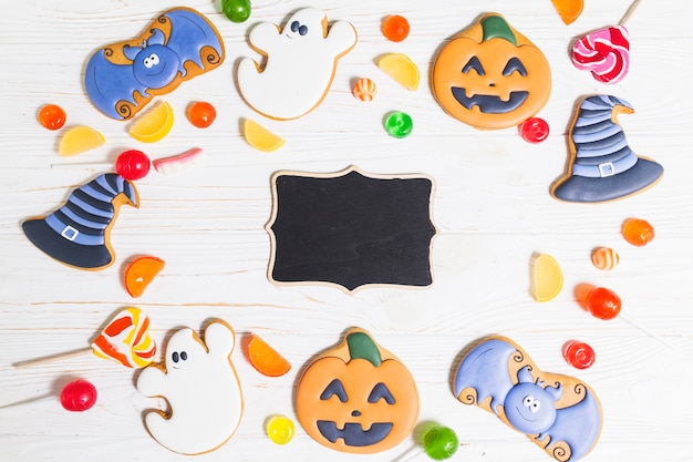 Gratis foto halloween-donkere peperkoek tussen schatten