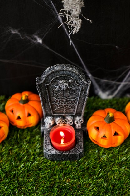 Halloween kerkhof concept met kaars