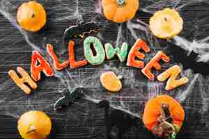 Gratis foto halloween koekjes en pompoenen