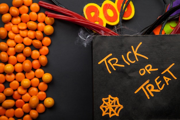 Gratis foto halloween pakket met linzen op tafel