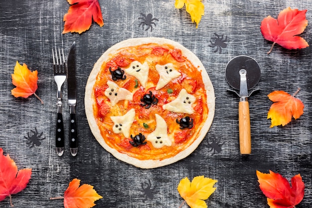 Halloween-pizza met griezelige spoken bovenop