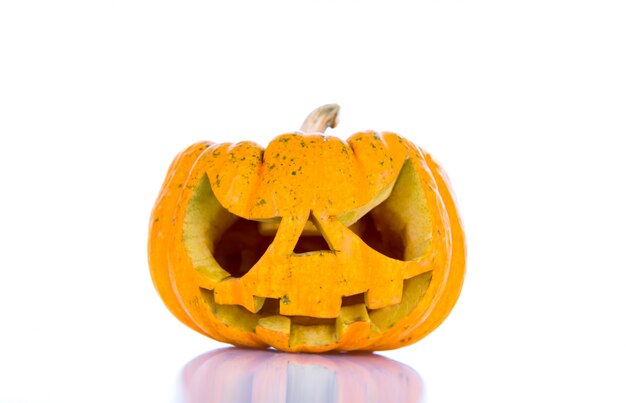 Halloween pompoen op een witte achtergrond