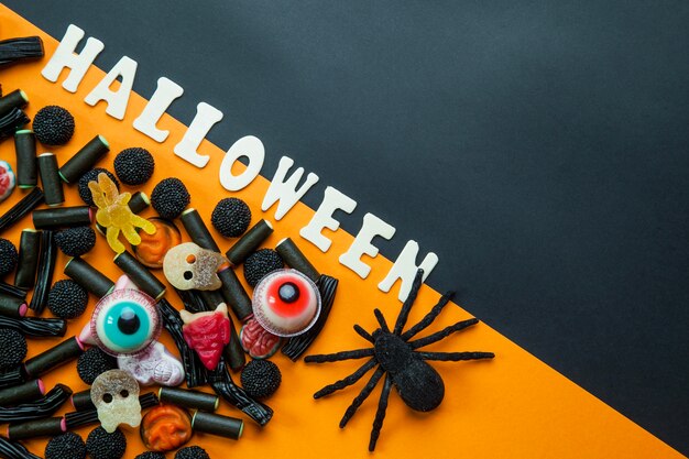 Gratis foto halloween schrijven en snoepjes