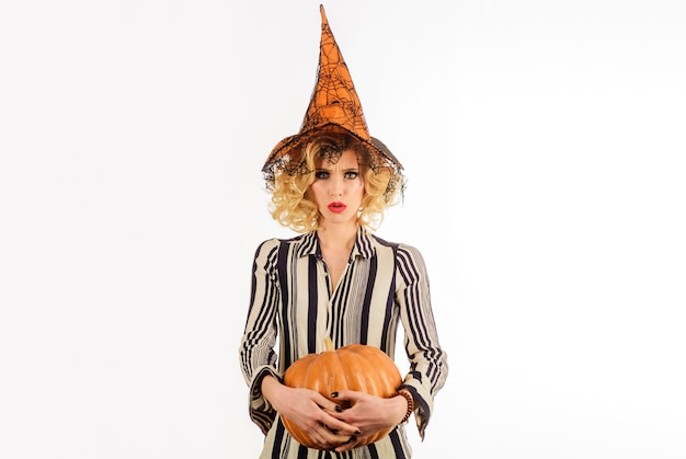 Halloween vrouw in heksenhoed met pompoen mooie vrouw in heksenkostuum met jackolantern