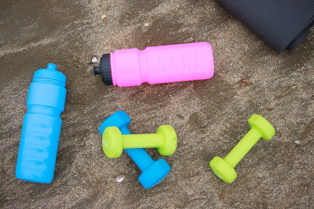 Halter waterfles op het strand op zand hoge kwaliteit foto