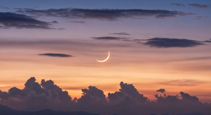 Gratis Foto halve maan bij zonsondergang