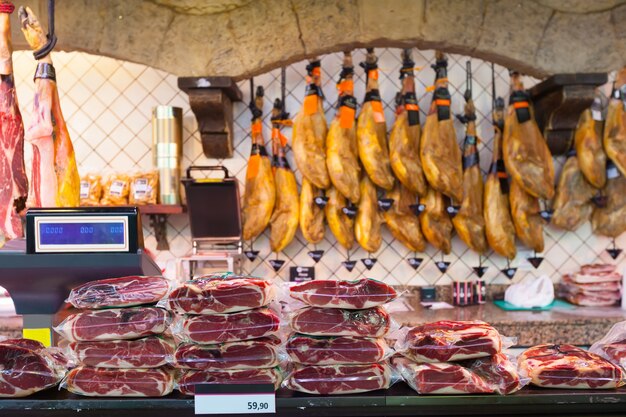 ham op de toonbank markt