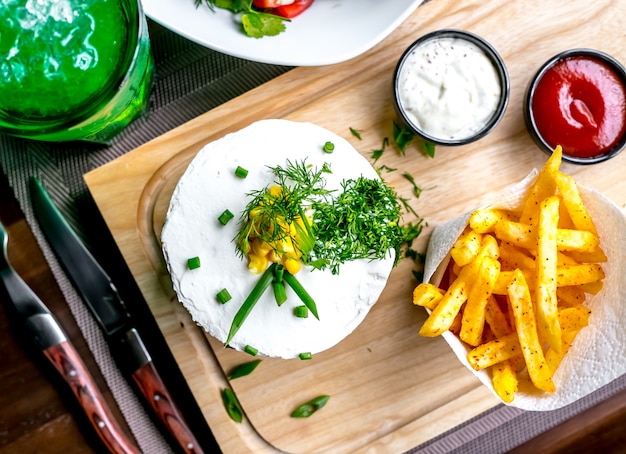 Hamburger met frietjes bovenaanzicht